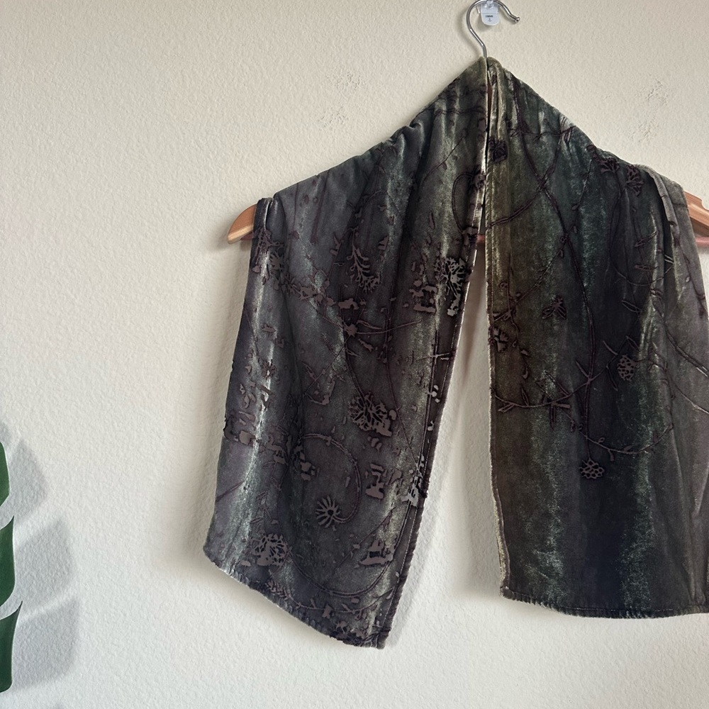 Kevin O’Brien Studio Velvet Short Scarf